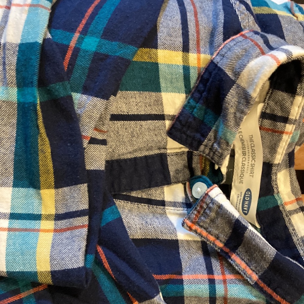 Old Navy Lg shirt long sleeved, pleat in back, flannel all buttons there.